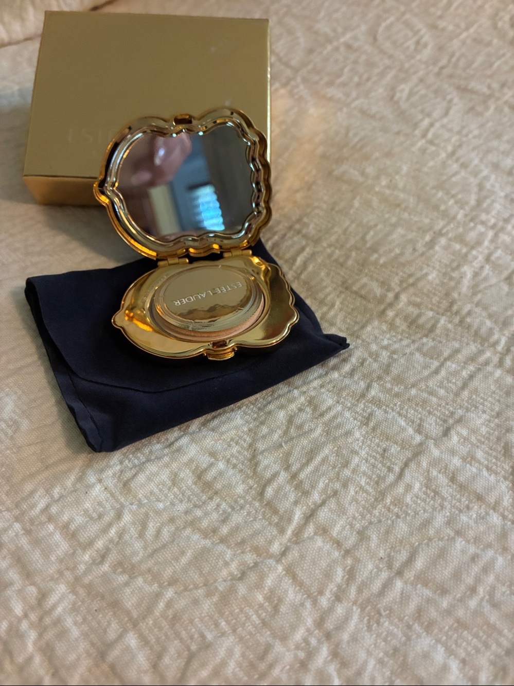 Vintage Collectible Estée Lauder Compact - Picture 5 of 6